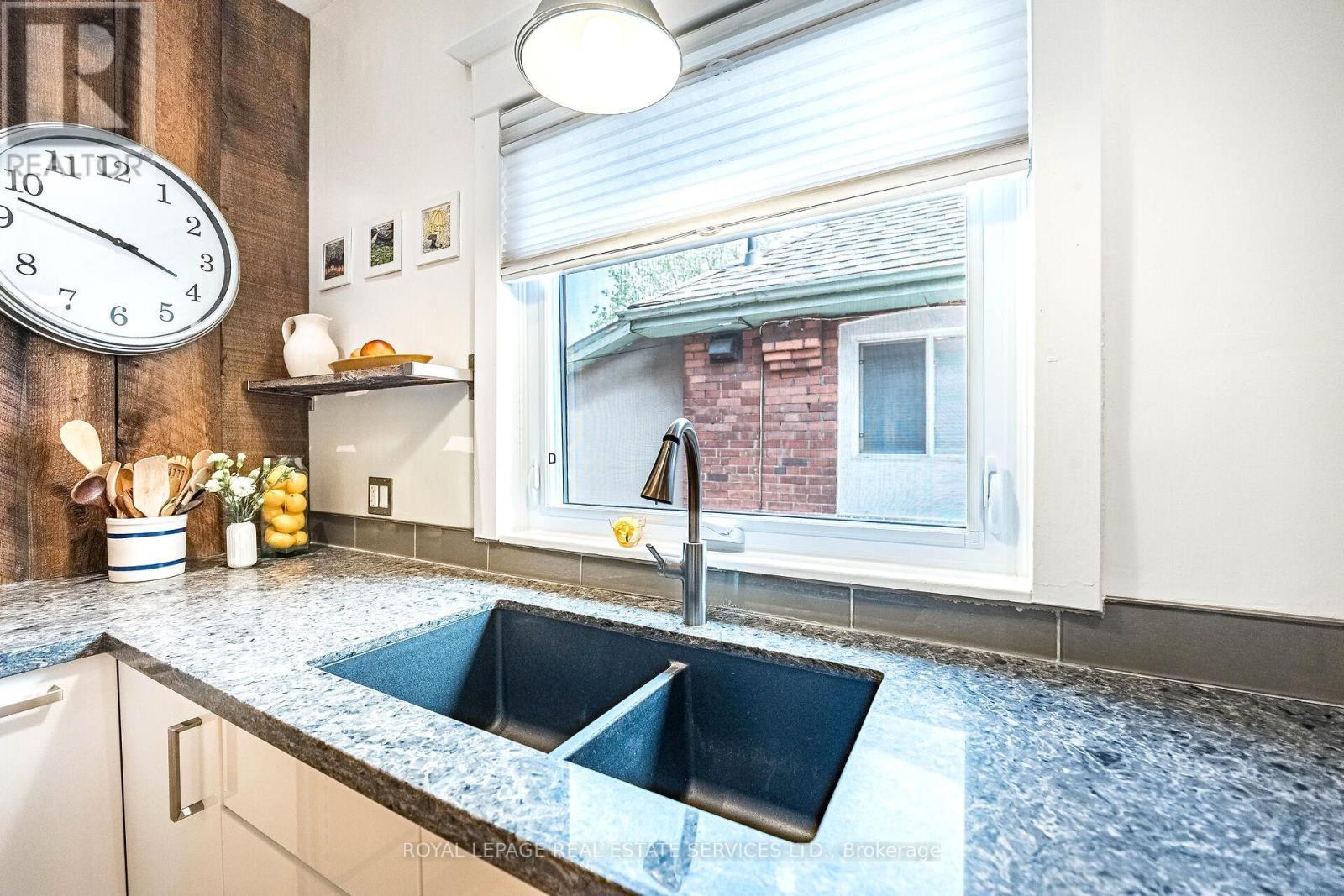 












39 EIGHTH STREET

,
Toronto,




Ontario
M8V3C2

