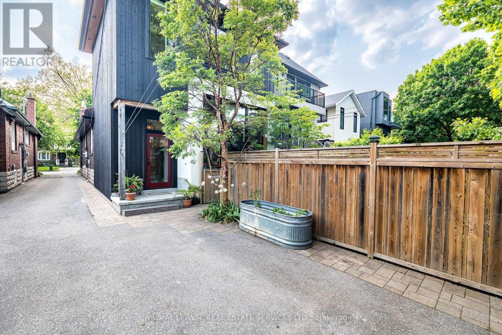 












39 EIGHTH STREET

,
Toronto,




Ontario
M8V3C2

