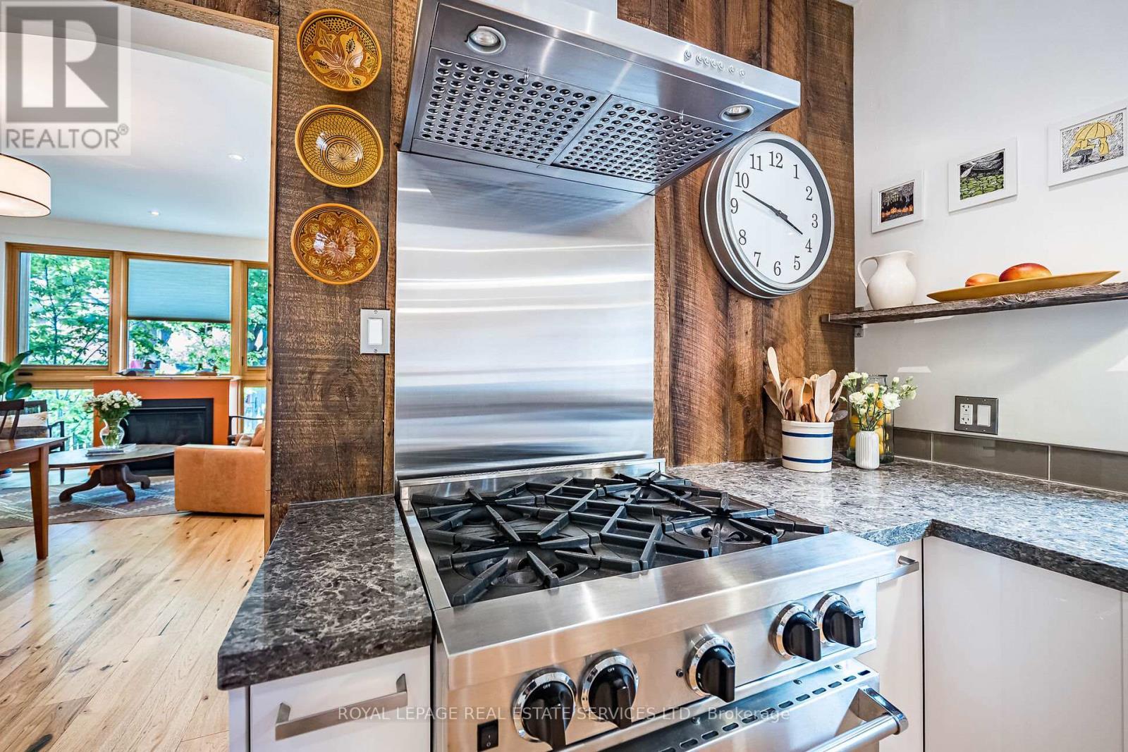 












39 EIGHTH STREET

,
Toronto,




Ontario
M8V3C2

