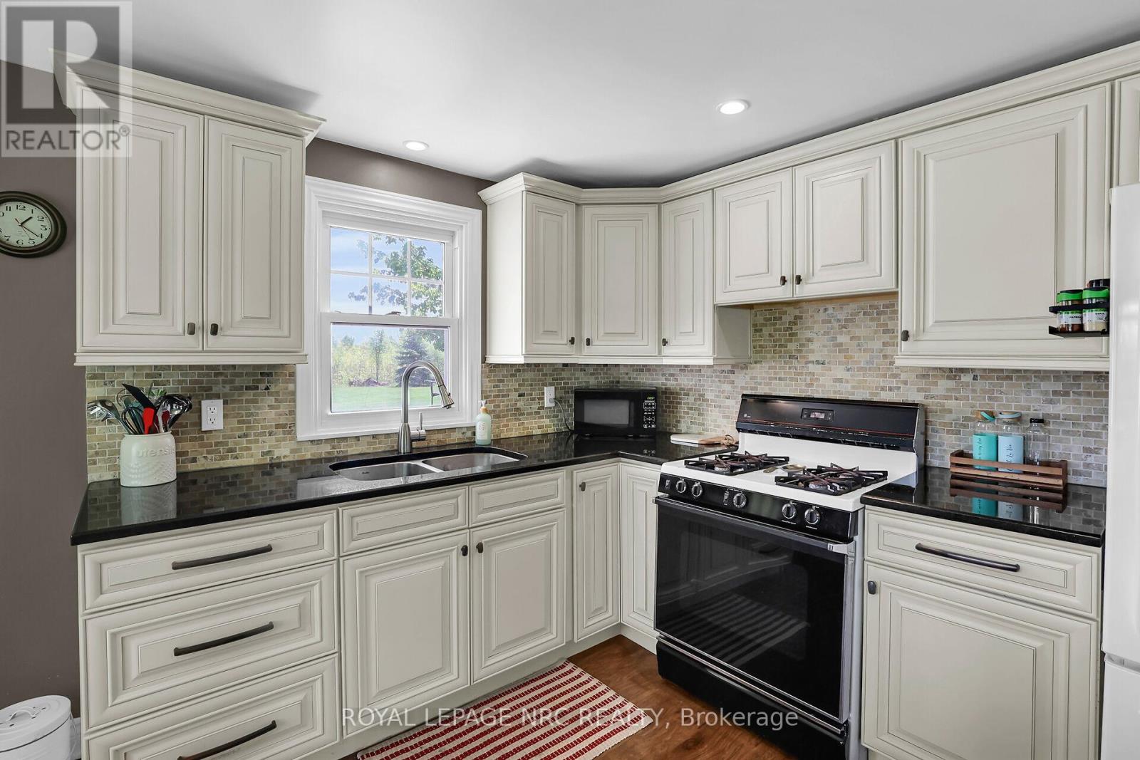 












410 CAIRNS CRESCENT

,
Fort Erie (Bowen),




Ontario
L2A5M4

