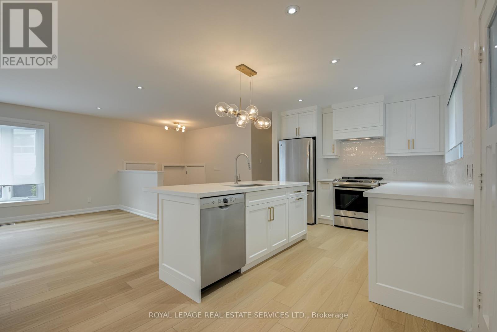 












MAIN - 18 PUCKERIDGE CRESCENT

,
Toronto,




Ontario
M9B3A2

