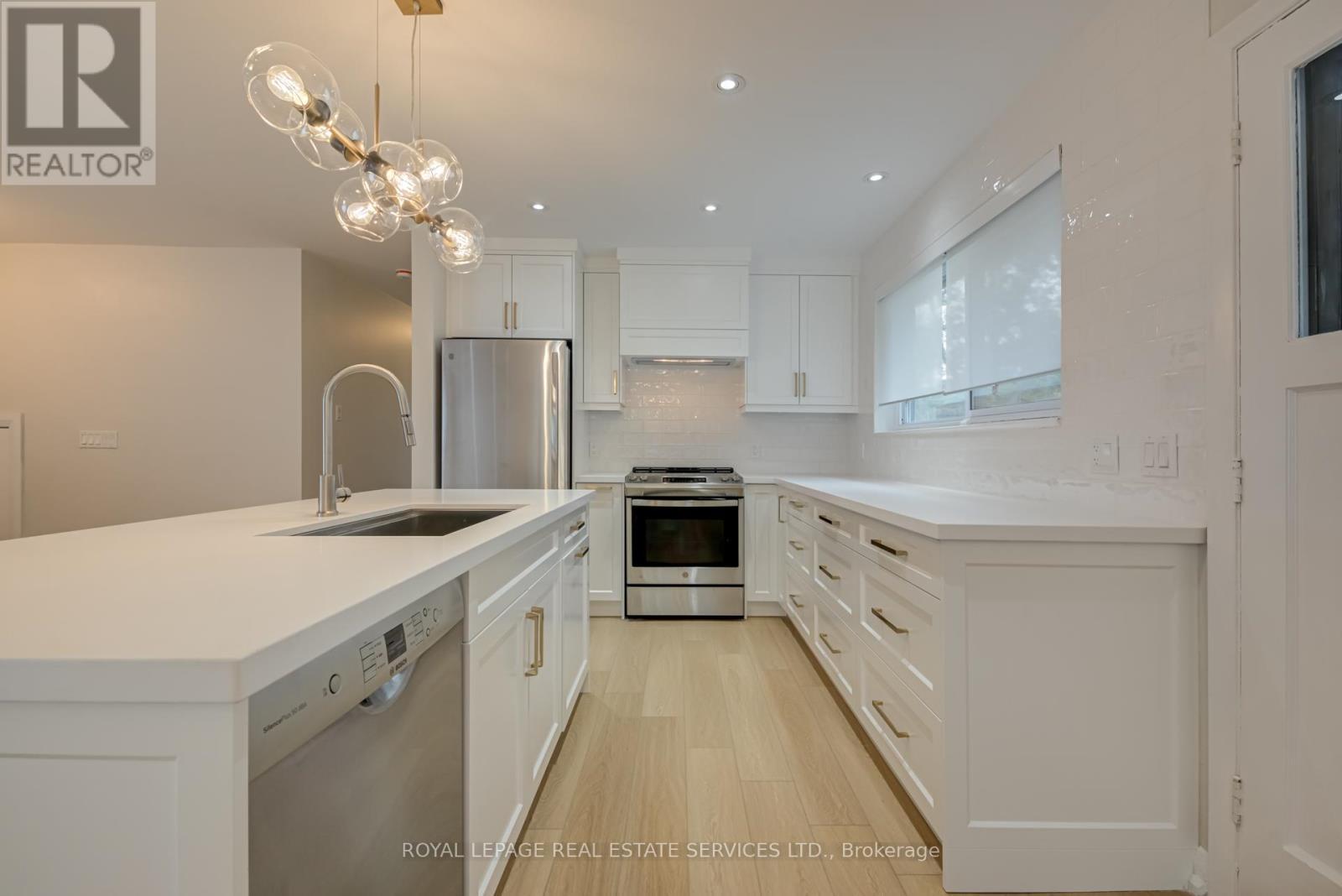 












MAIN - 18 PUCKERIDGE CRESCENT

,
Toronto,




Ontario
M9B3A2

