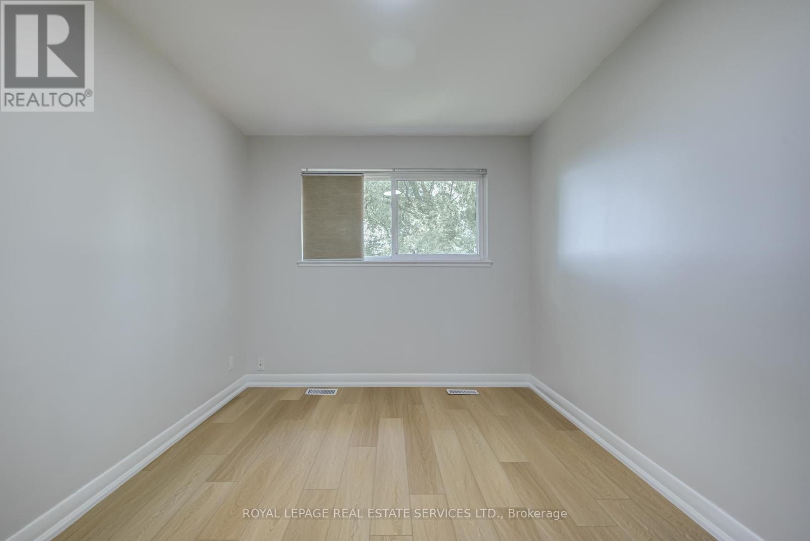 












MAIN - 18 PUCKERIDGE CRESCENT

,
Toronto,




Ontario
M9B3A2


