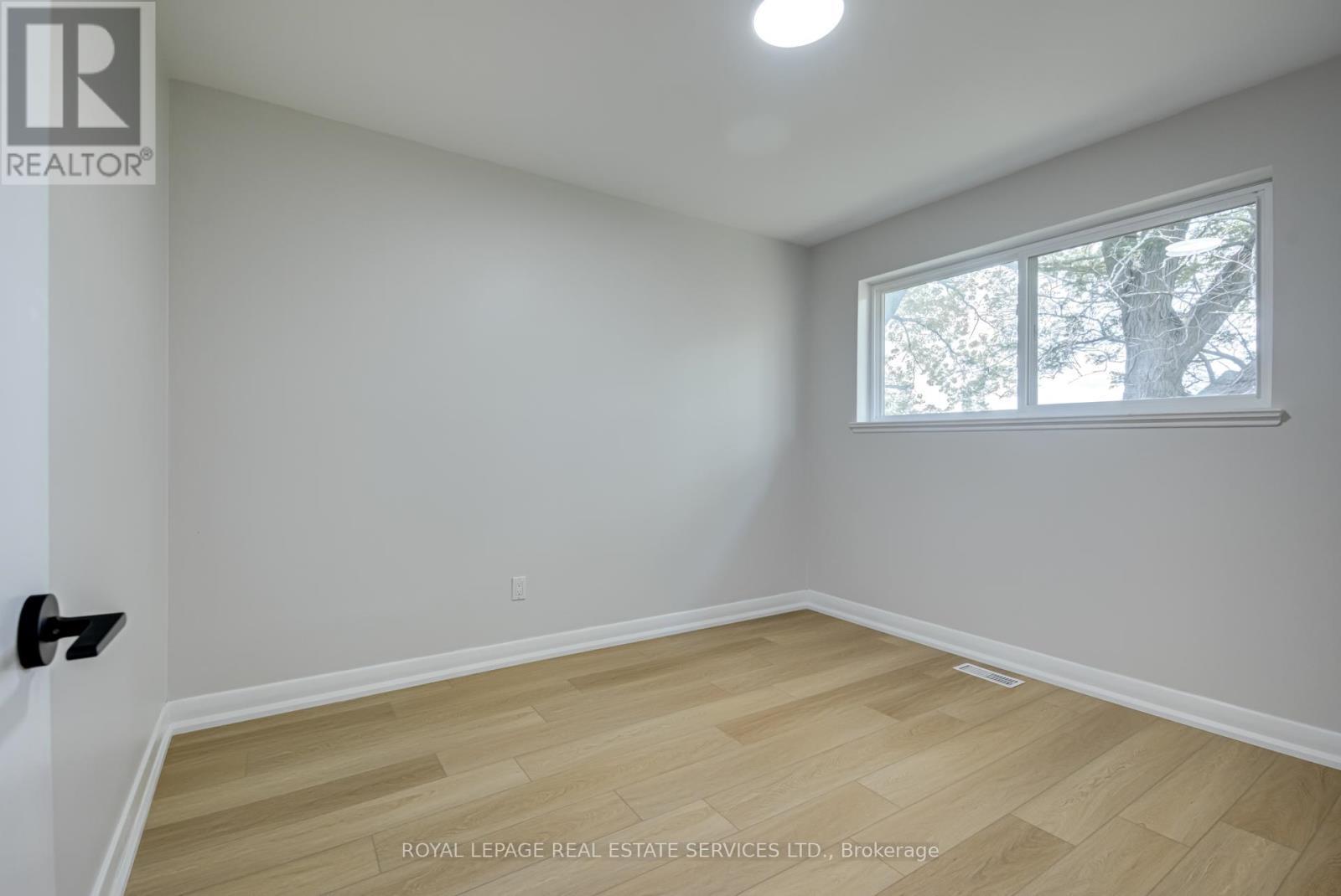 












MAIN - 18 PUCKERIDGE CRESCENT

,
Toronto,




Ontario
M9B3A2

