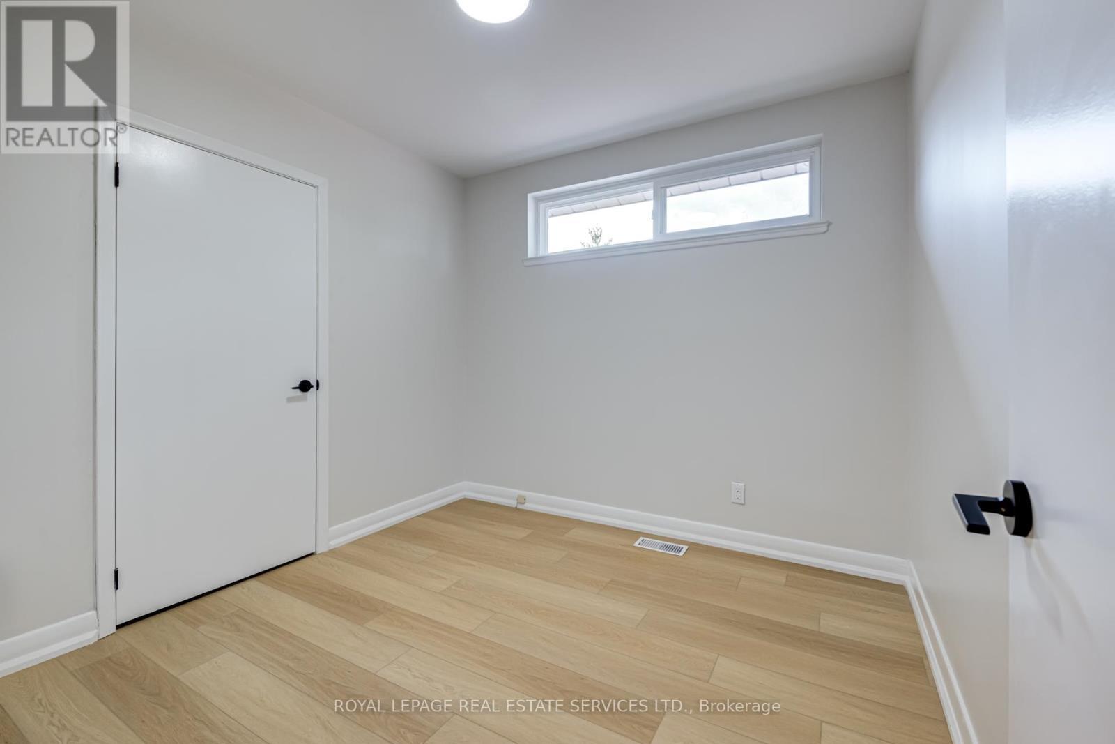 












MAIN - 18 PUCKERIDGE CRESCENT

,
Toronto,




Ontario
M9B3A2


