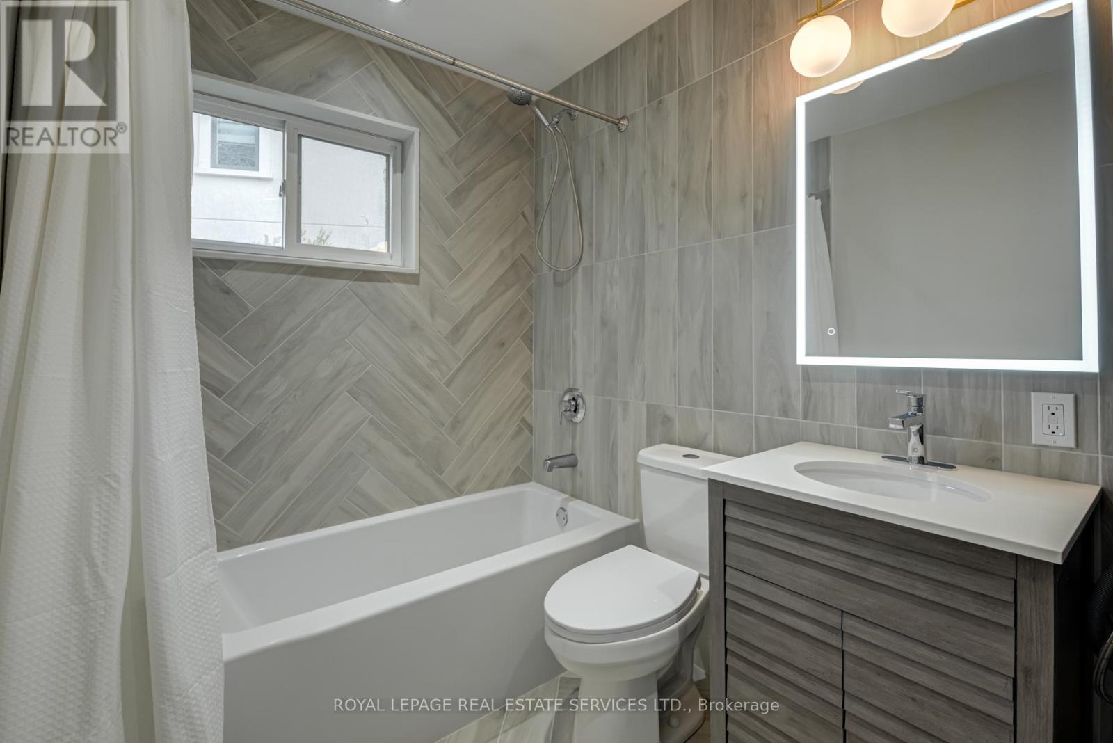 












MAIN - 18 PUCKERIDGE CRESCENT

,
Toronto,




Ontario
M9B3A2

