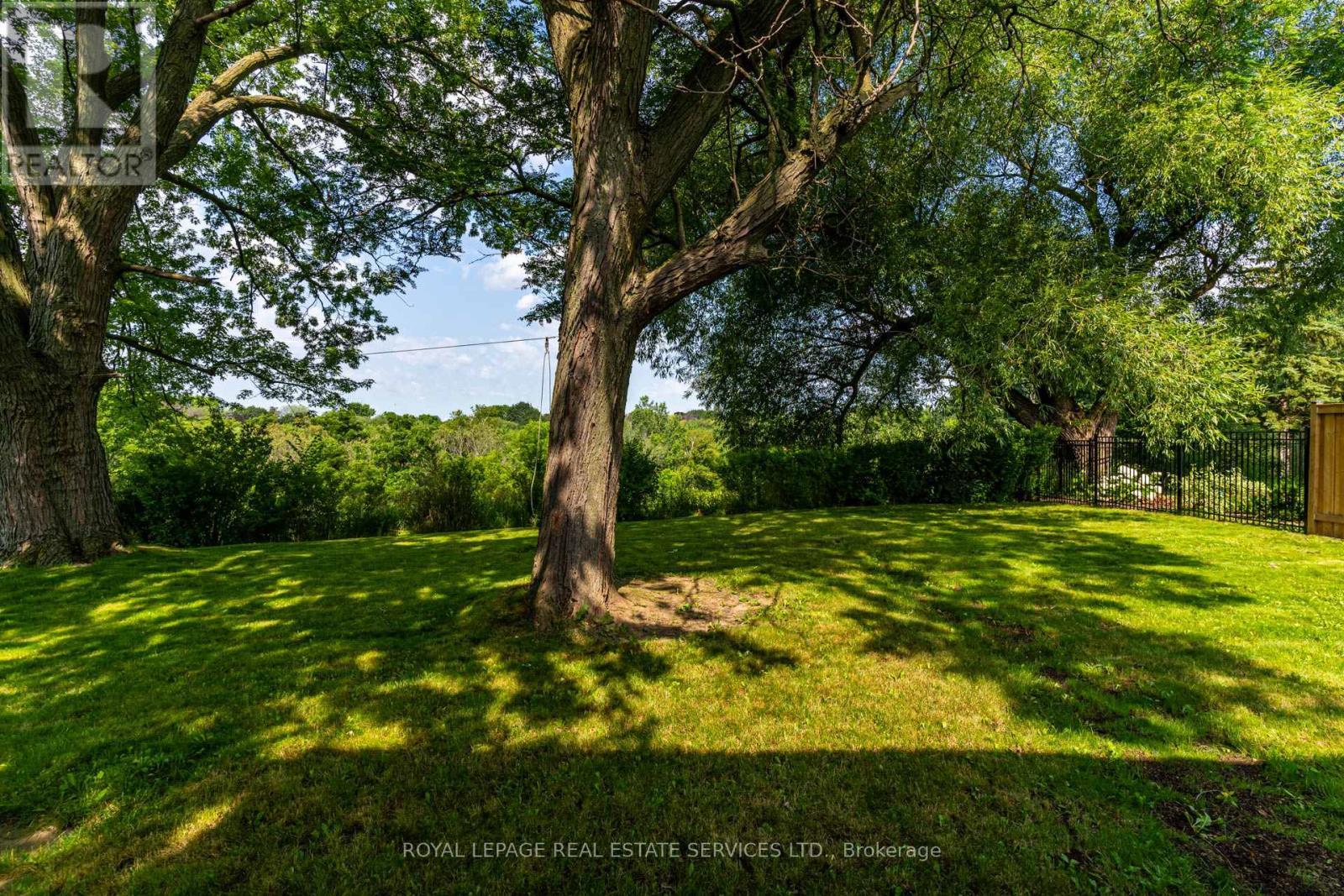 












MAIN - 18 PUCKERIDGE CRESCENT

,
Toronto,




Ontario
M9B3A2

