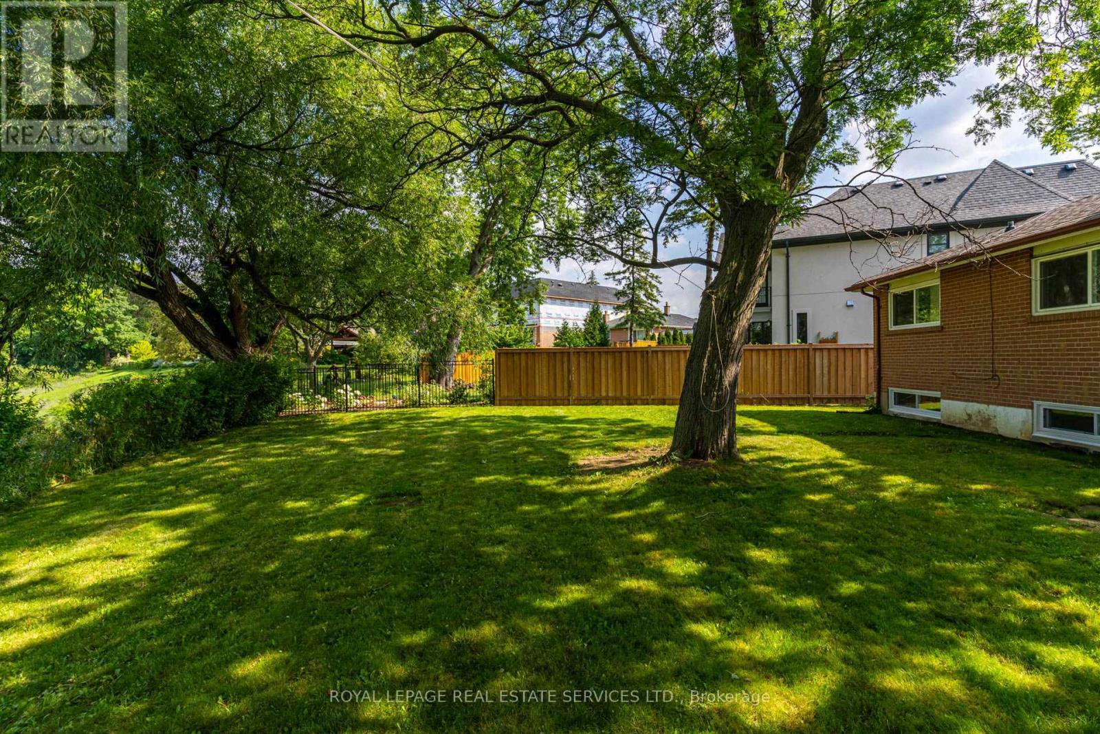 












MAIN - 18 PUCKERIDGE CRESCENT

,
Toronto,




Ontario
M9B3A2

