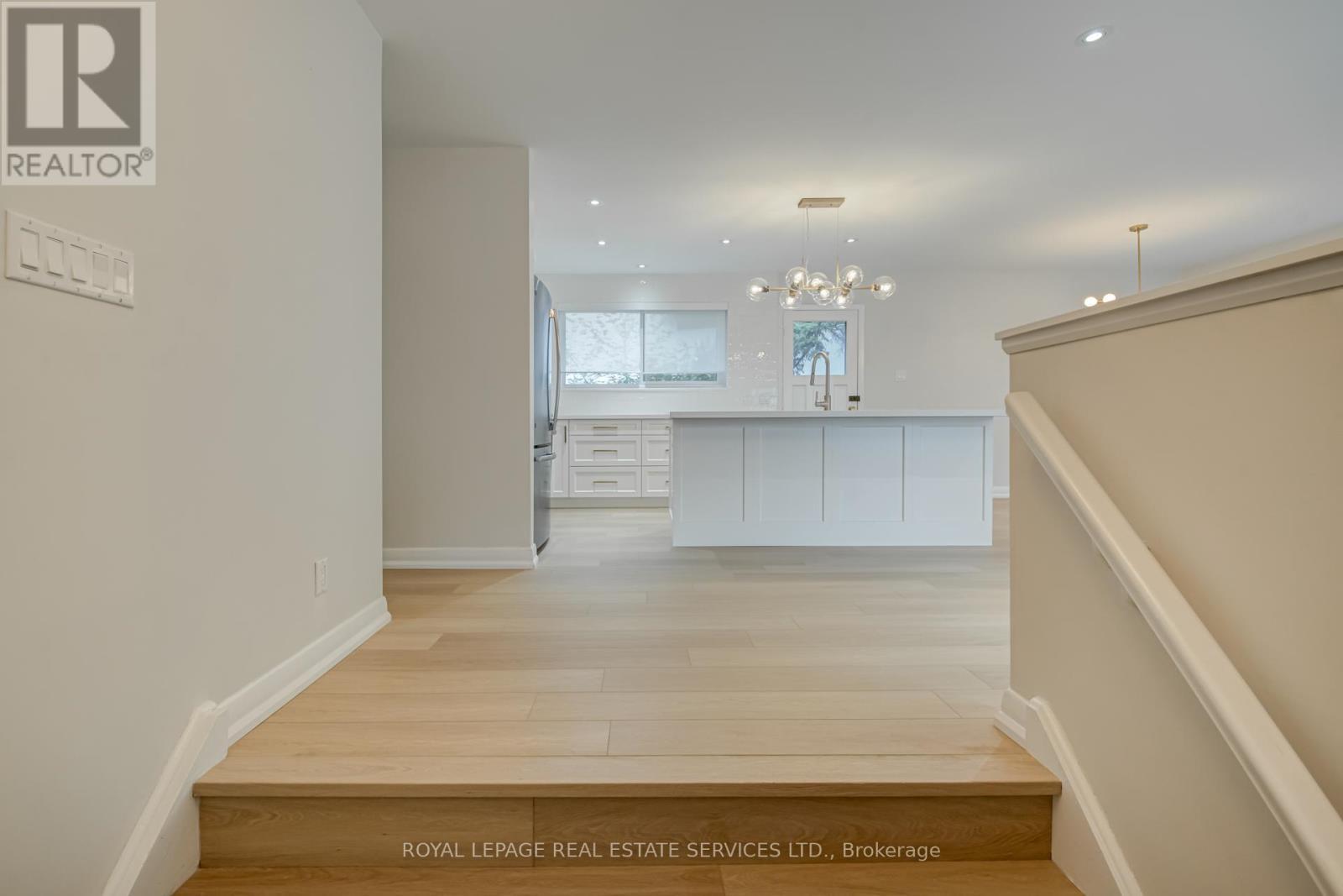 












MAIN - 18 PUCKERIDGE CRESCENT

,
Toronto,




Ontario
M9B3A2

