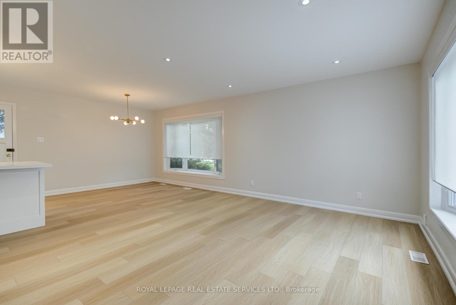 












MAIN - 18 PUCKERIDGE CRESCENT

,
Toronto,




Ontario
M9B3A2

