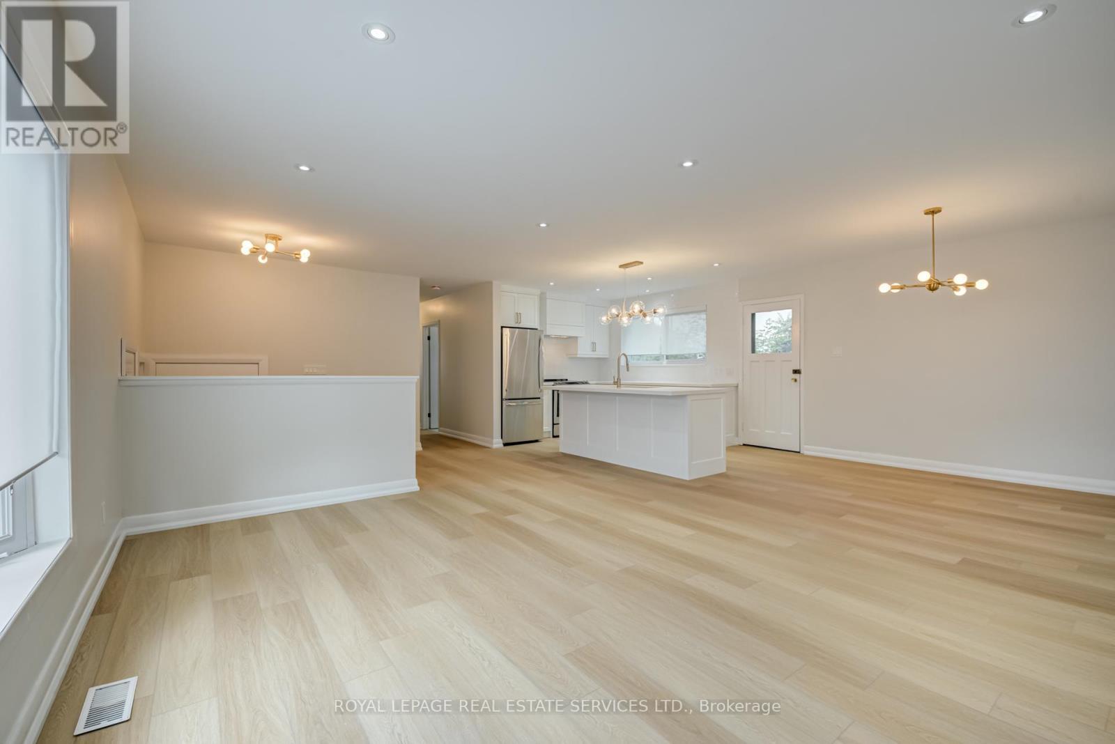 












MAIN - 18 PUCKERIDGE CRESCENT

,
Toronto,




Ontario
M9B3A2

