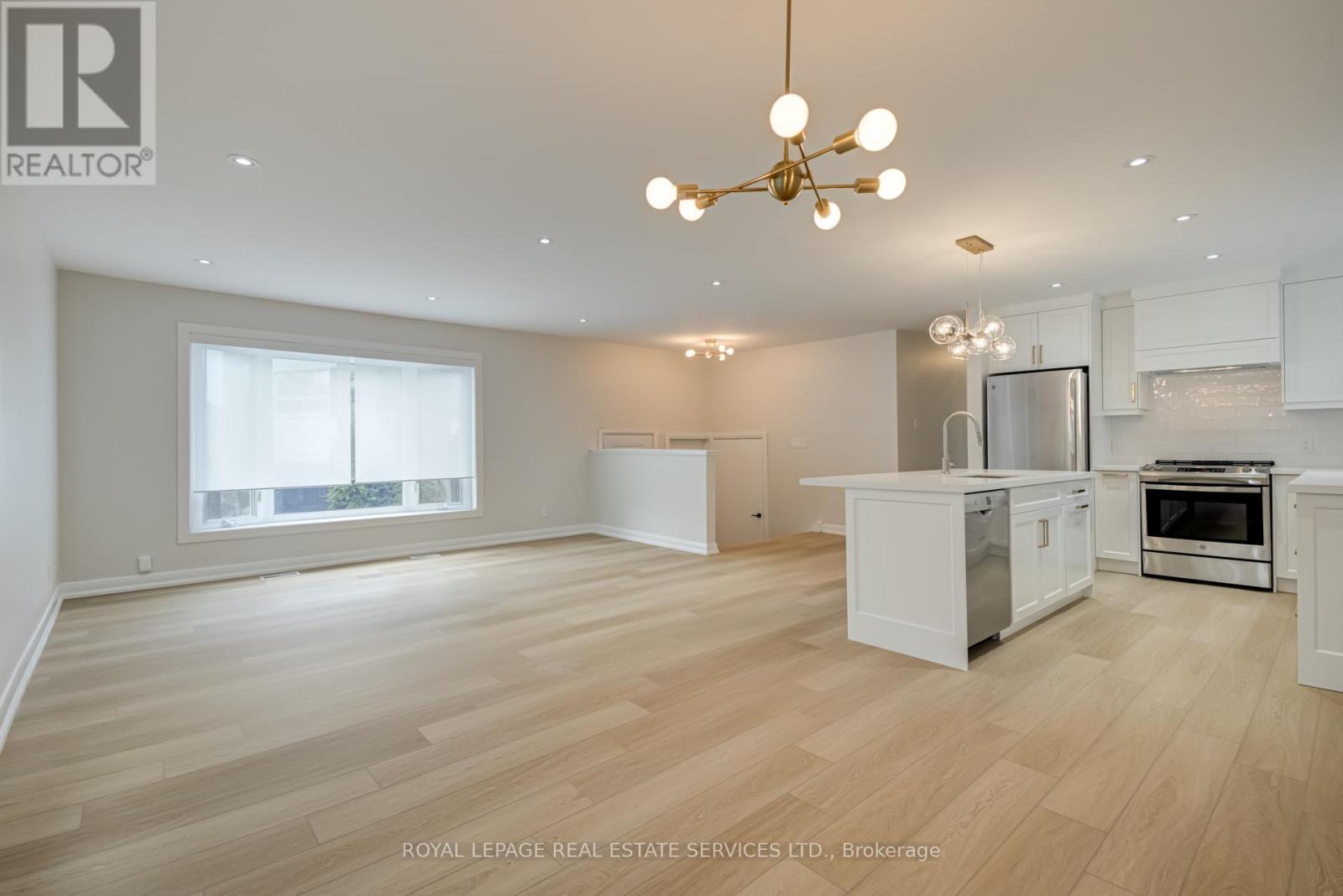 












MAIN - 18 PUCKERIDGE CRESCENT

,
Toronto,




Ontario
M9B3A2

