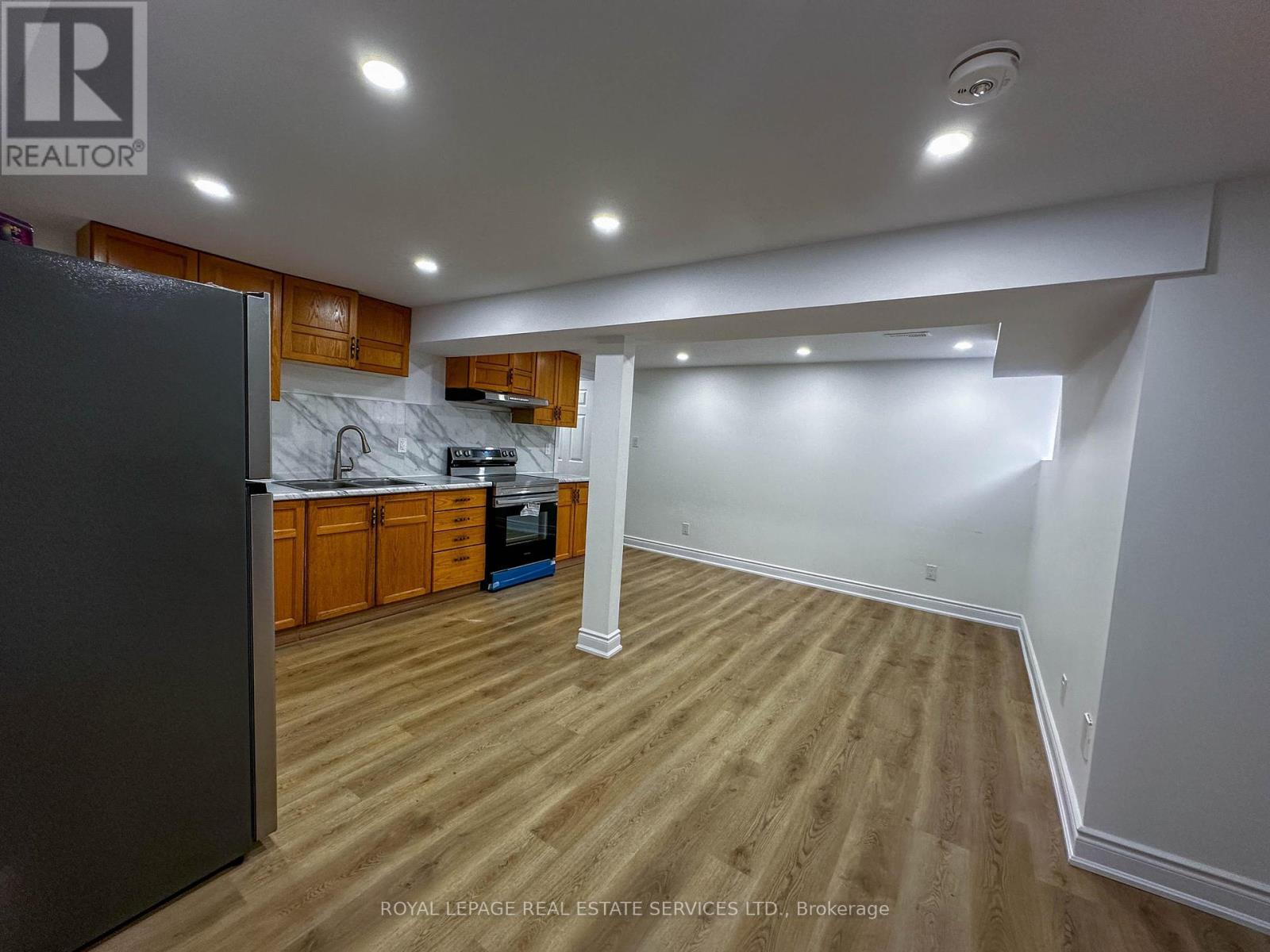 












6509 WARBLER LANE

,
Mississauga,




Ontario
L5N6E1


