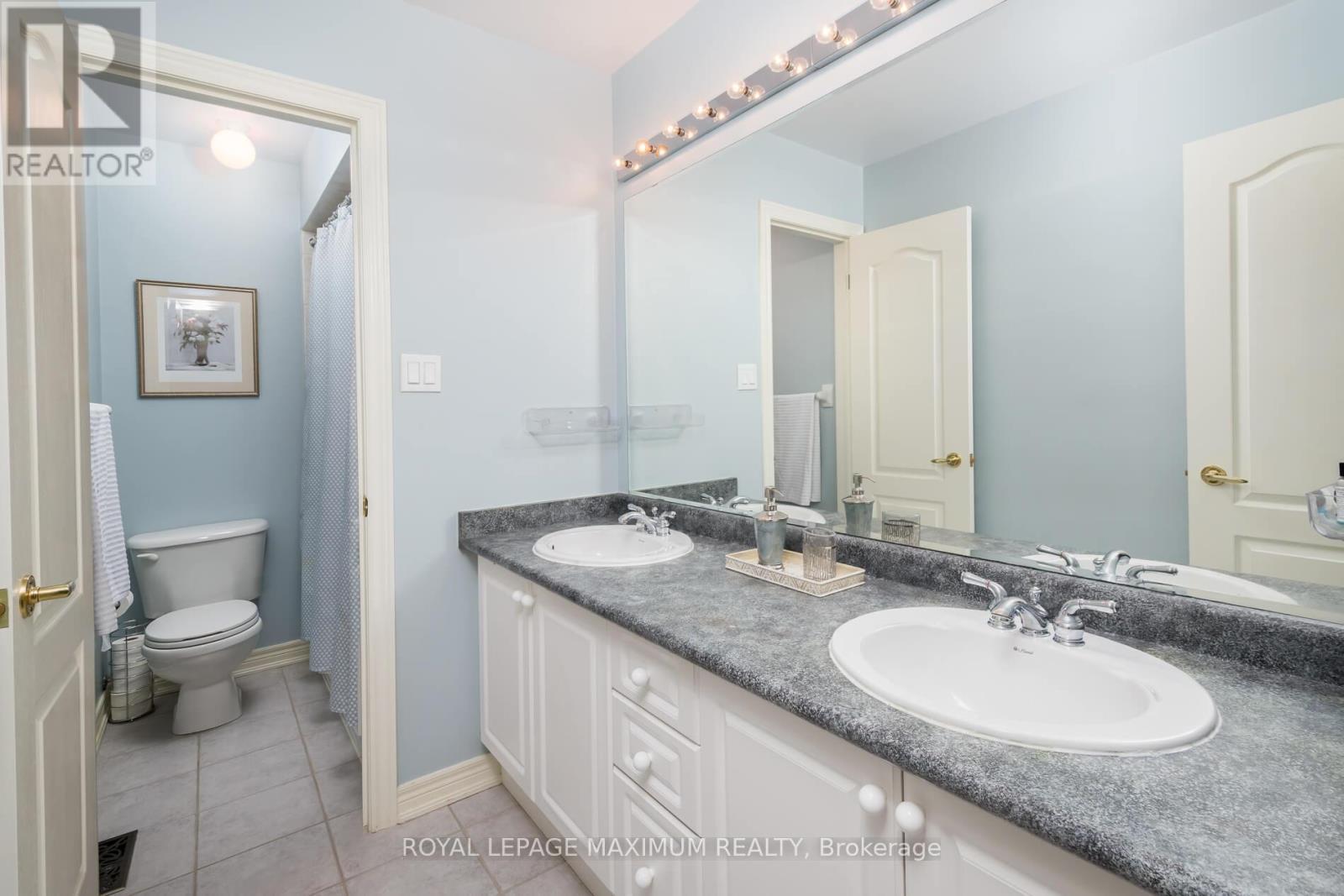 












16 SAINT CLARE BOULEVARD

,
Vaughan,




Ontario
L4H2A2

