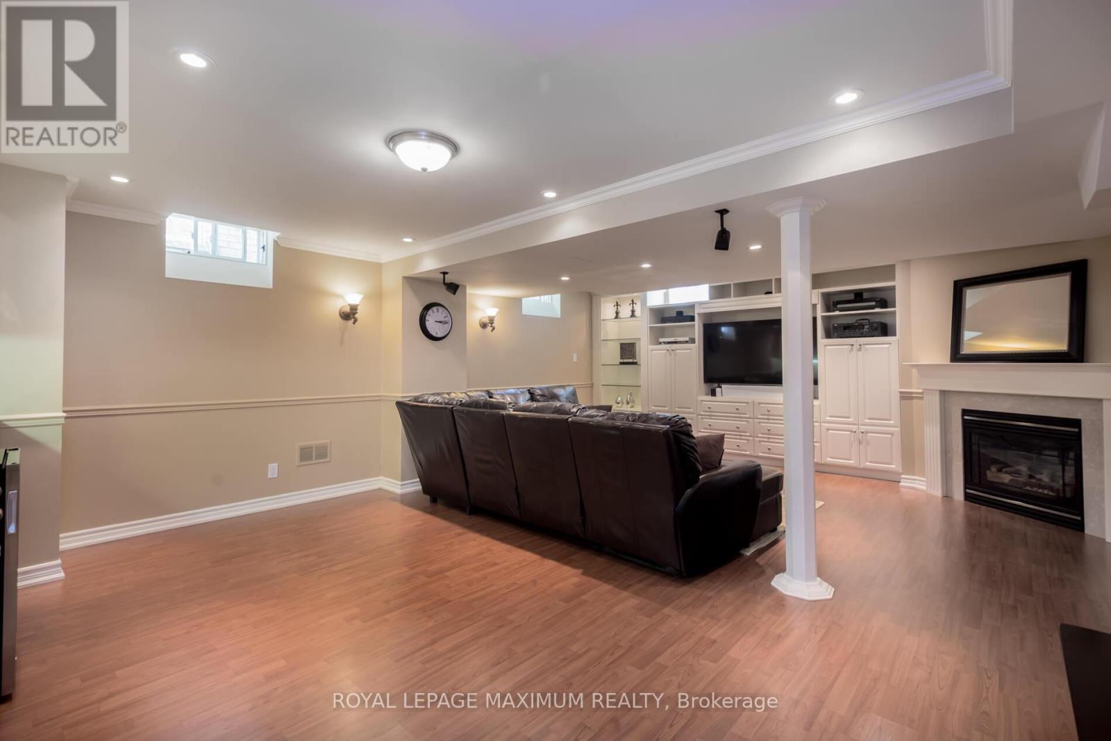 












16 SAINT CLARE BOULEVARD

,
Vaughan,




Ontario
L4H2A2

