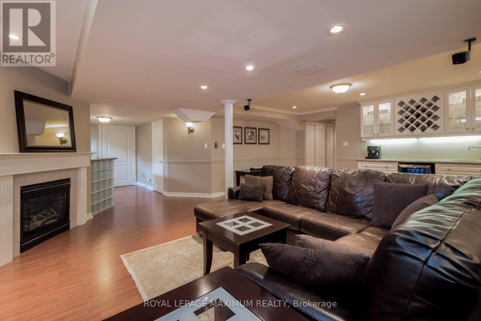 












16 SAINT CLARE BOULEVARD

,
Vaughan,




Ontario
L4H2A2

