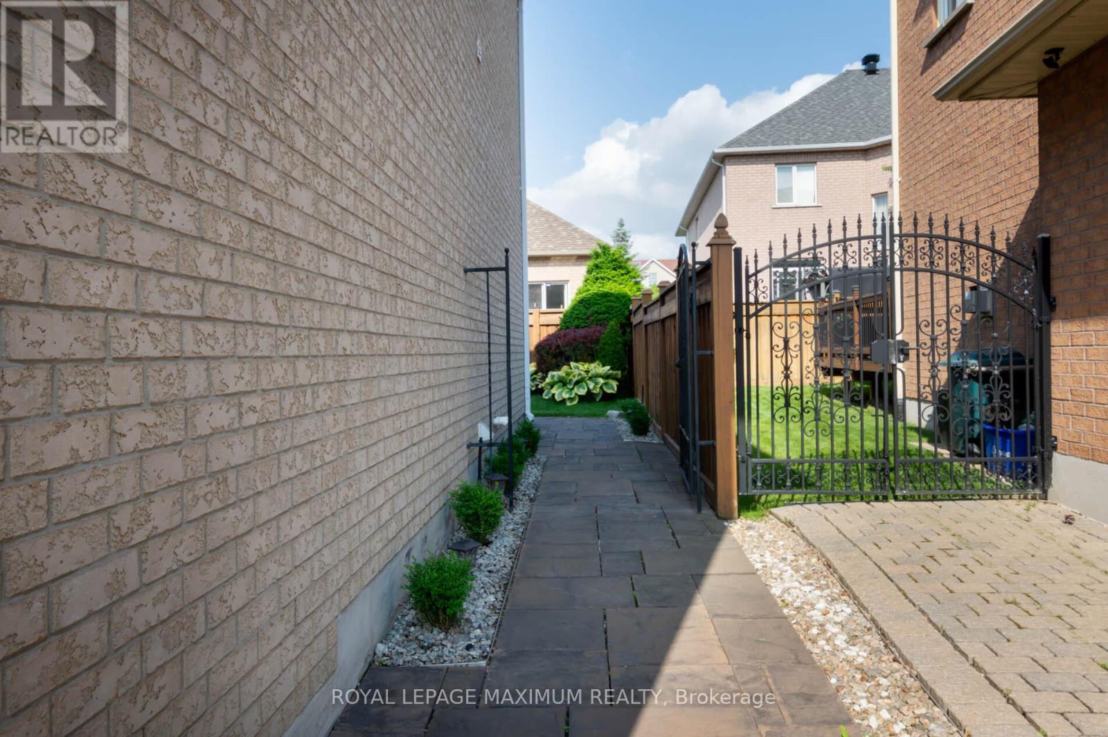 












16 SAINT CLARE BOULEVARD

,
Vaughan,




Ontario
L4H2A2

