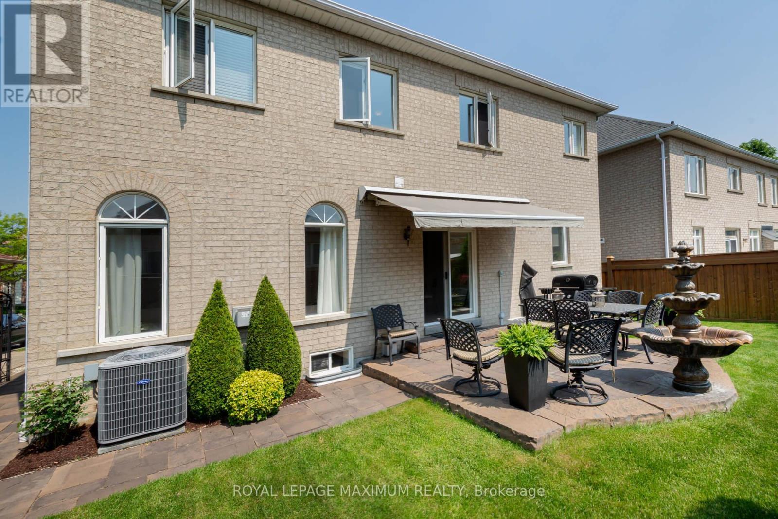 












16 SAINT CLARE BOULEVARD

,
Vaughan,




Ontario
L4H2A2

