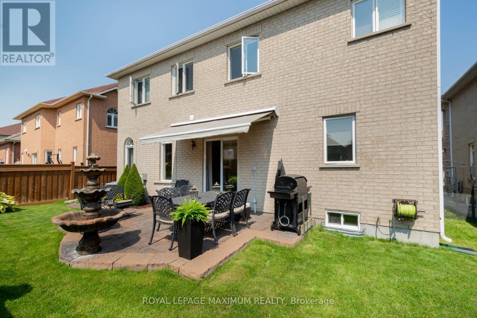 












16 SAINT CLARE BOULEVARD

,
Vaughan,




Ontario
L4H2A2

