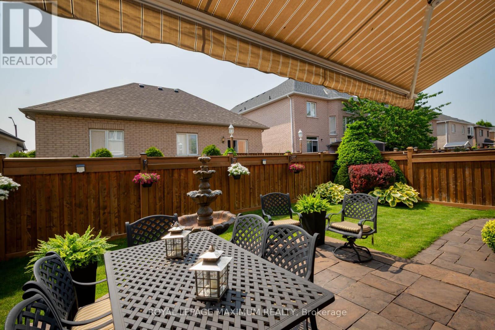 












16 SAINT CLARE BOULEVARD

,
Vaughan,




Ontario
L4H2A2

