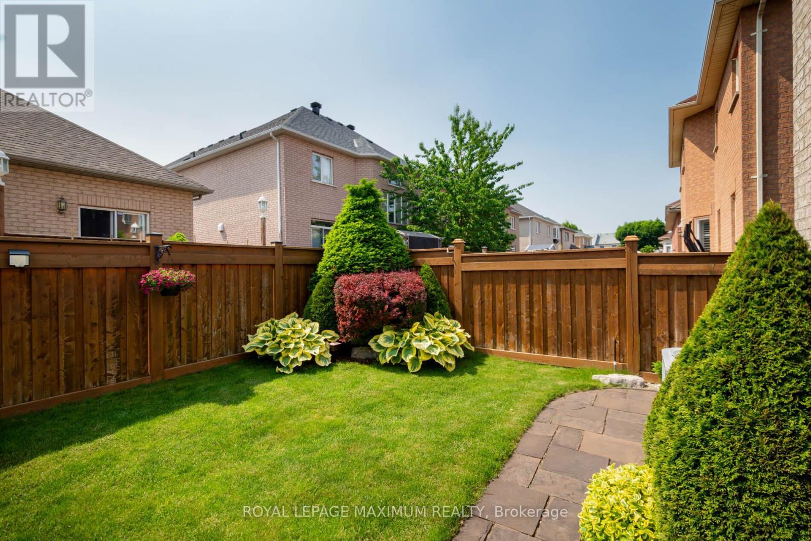 












16 SAINT CLARE BOULEVARD

,
Vaughan,




Ontario
L4H2A2

