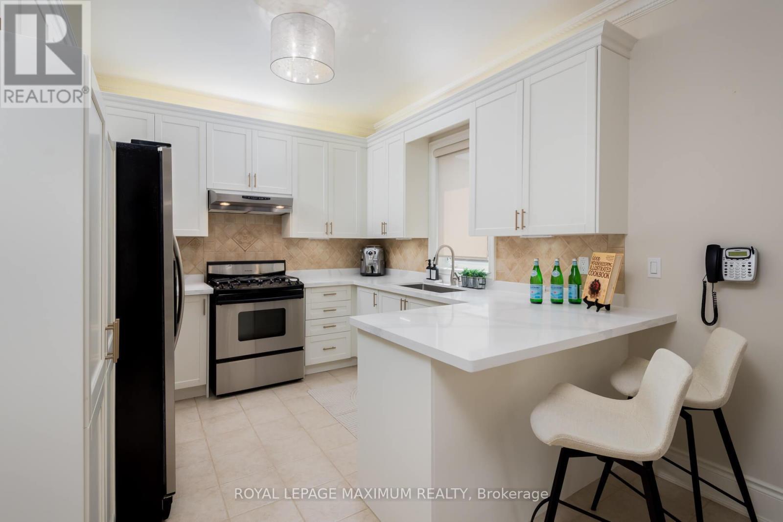 












16 SAINT CLARE BOULEVARD

,
Vaughan,




Ontario
L4H2A2

