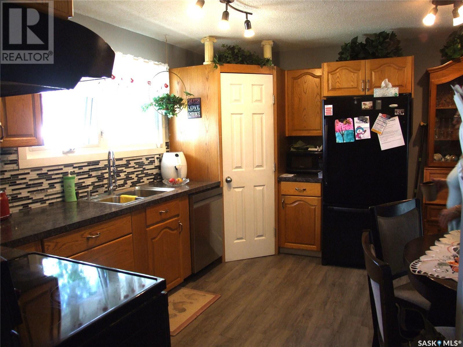












114 3rd STREET E

,
Leader,




Saskatchewan
S0N1H0

