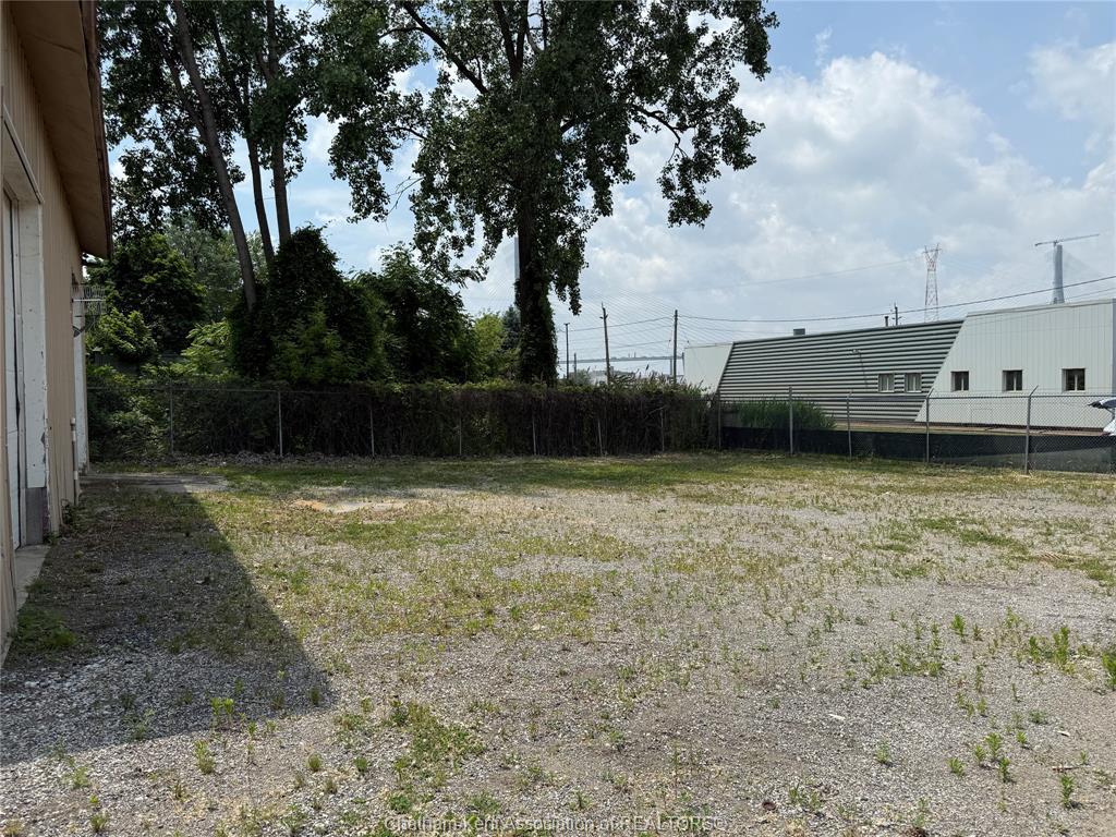 









3715


Russell

Street,
Windsor,




ON
N9C 1E9

