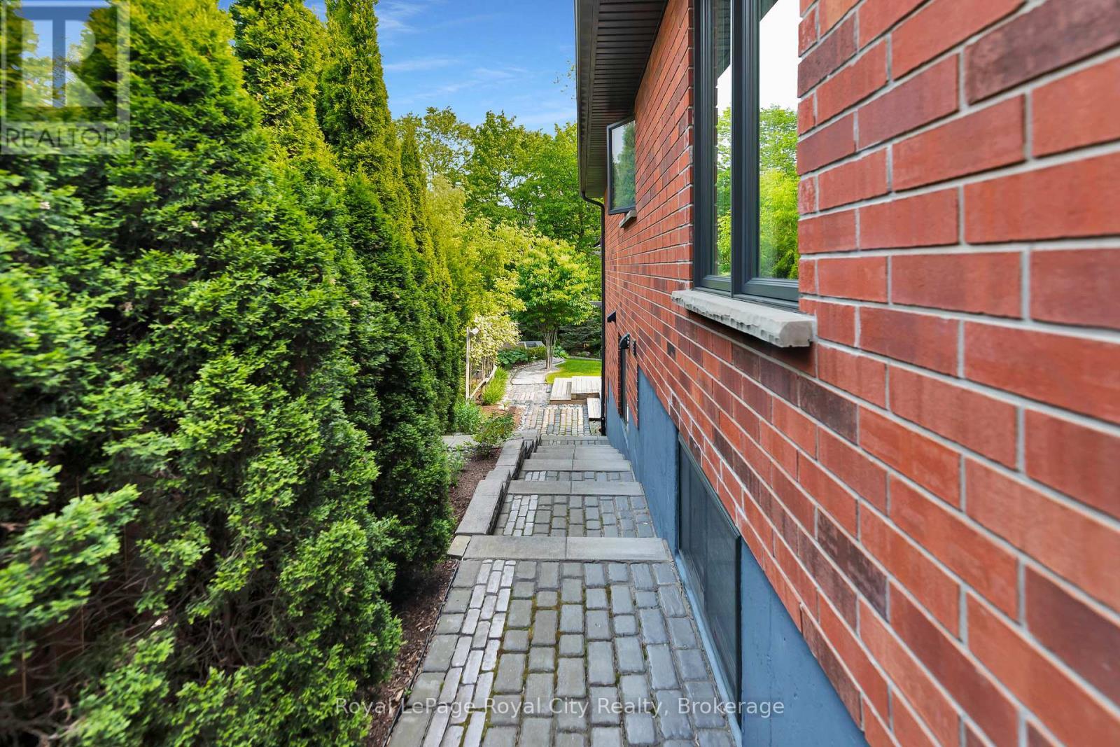 












18 WHITETAIL COURT

,
Guelph (Kortright East),




Ontario
N1L1H6

