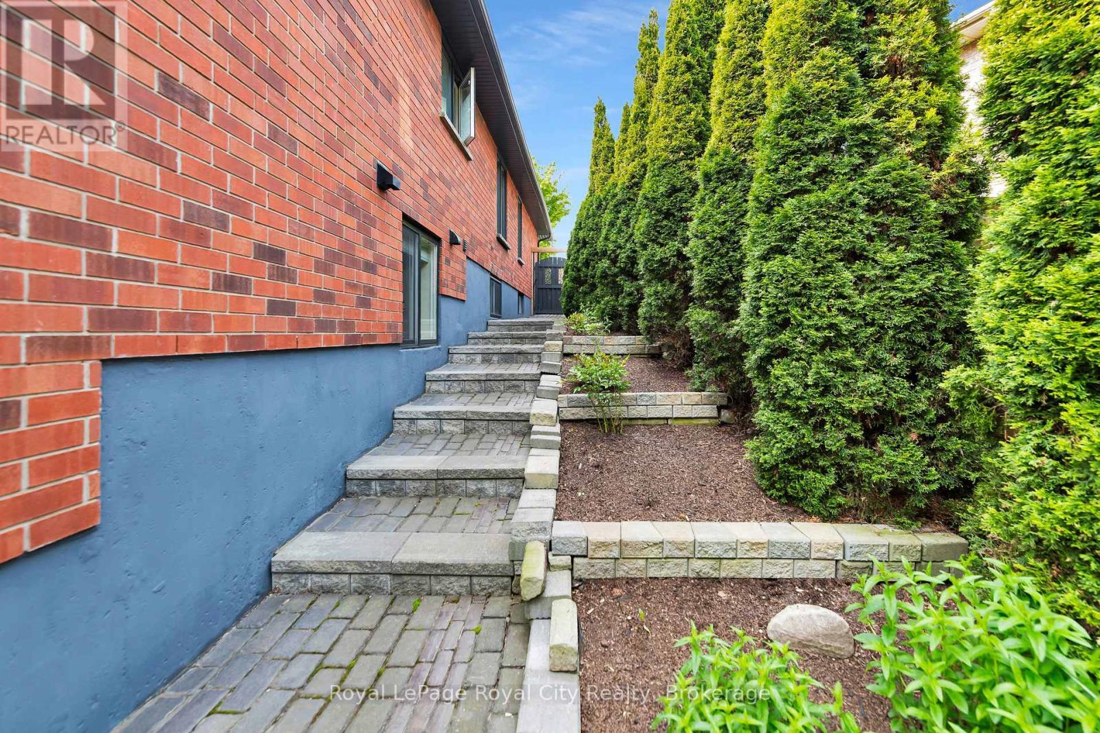 












18 WHITETAIL COURT

,
Guelph (Kortright East),




Ontario
N1L1H6

