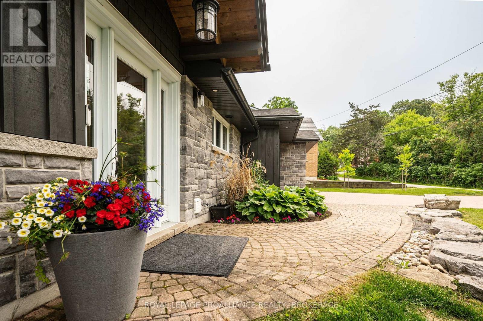 












39 RUDD AVENUE

,
Kingston (Kingston East (Incl CFB Kingston)),




Ontario
K7L4V1

