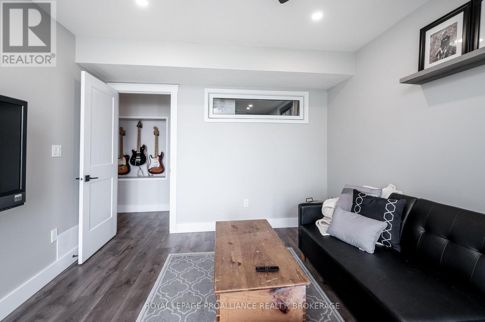 












39 RUDD AVENUE

,
Kingston (Kingston East (Incl CFB Kingston)),




Ontario
K7L4V1

