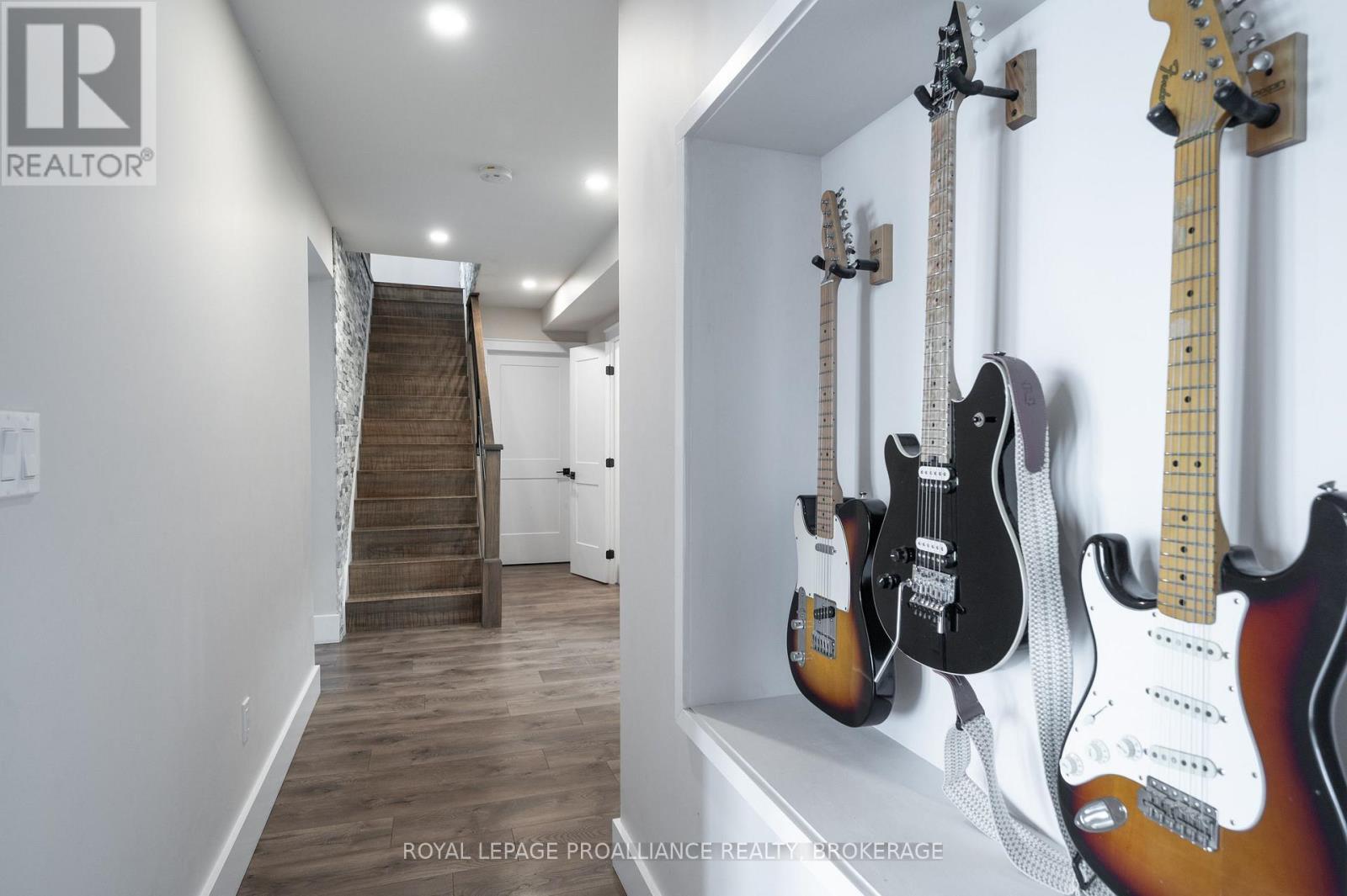 












39 RUDD AVENUE

,
Kingston (Kingston East (Incl CFB Kingston)),




Ontario
K7L4V1


