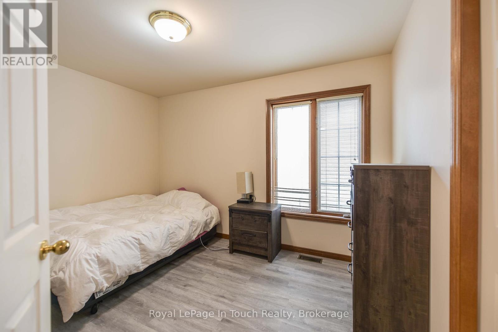 












5 EARLS COURT

,
Severn (Coldwater),




Ontario
L0K1E0

