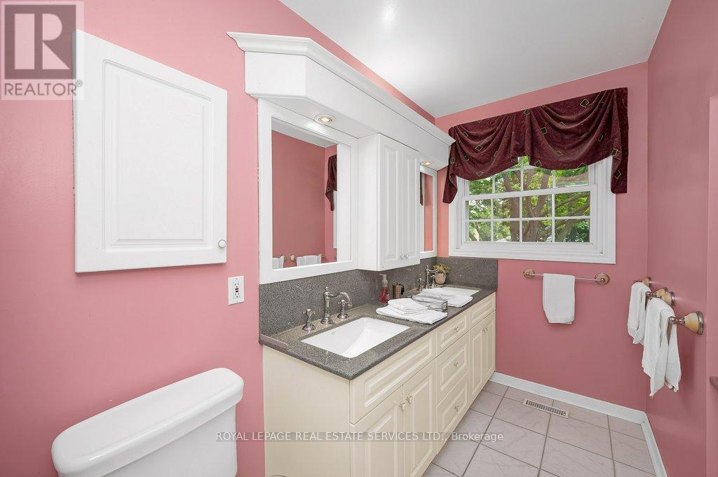












269 ROYAL OAK COURT

,
Oakville,




Ontario
L6H3A8

