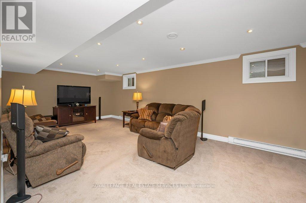 












269 ROYAL OAK COURT

,
Oakville,




Ontario
L6H3A8

