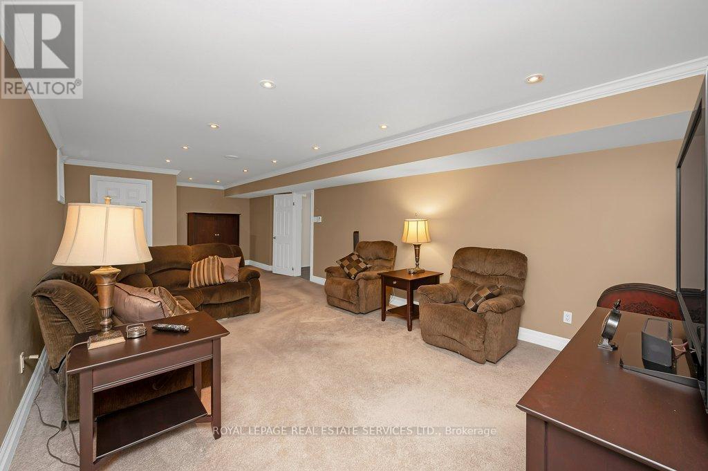 












269 ROYAL OAK COURT

,
Oakville,




Ontario
L6H3A8

