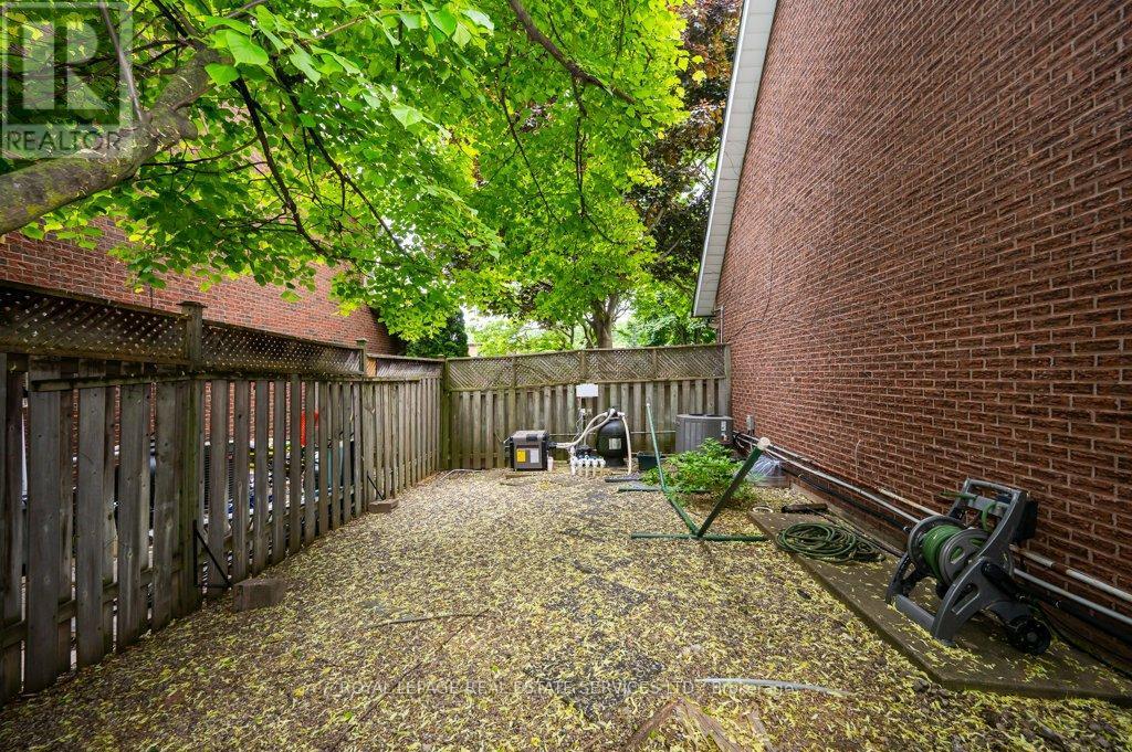 












269 ROYAL OAK COURT

,
Oakville,




Ontario
L6H3A8

