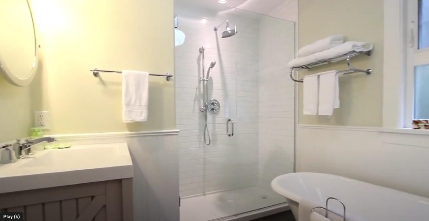 









1023


Lawrence

Avenue,
Kelowna,




BC
V1Y 6M3

