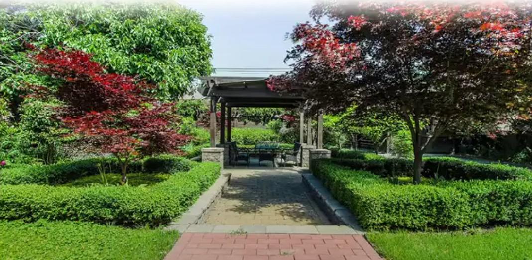 









1023


Lawrence

Avenue,
Kelowna,




BC
V1Y 6M3

