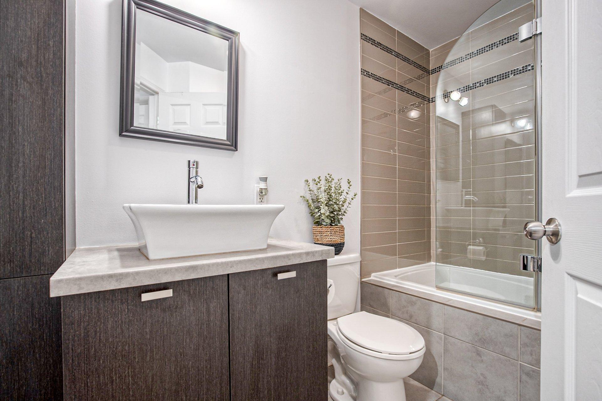 









6385


Rue de Lancaster

,
Brossard,




QC
J4Y0M5

