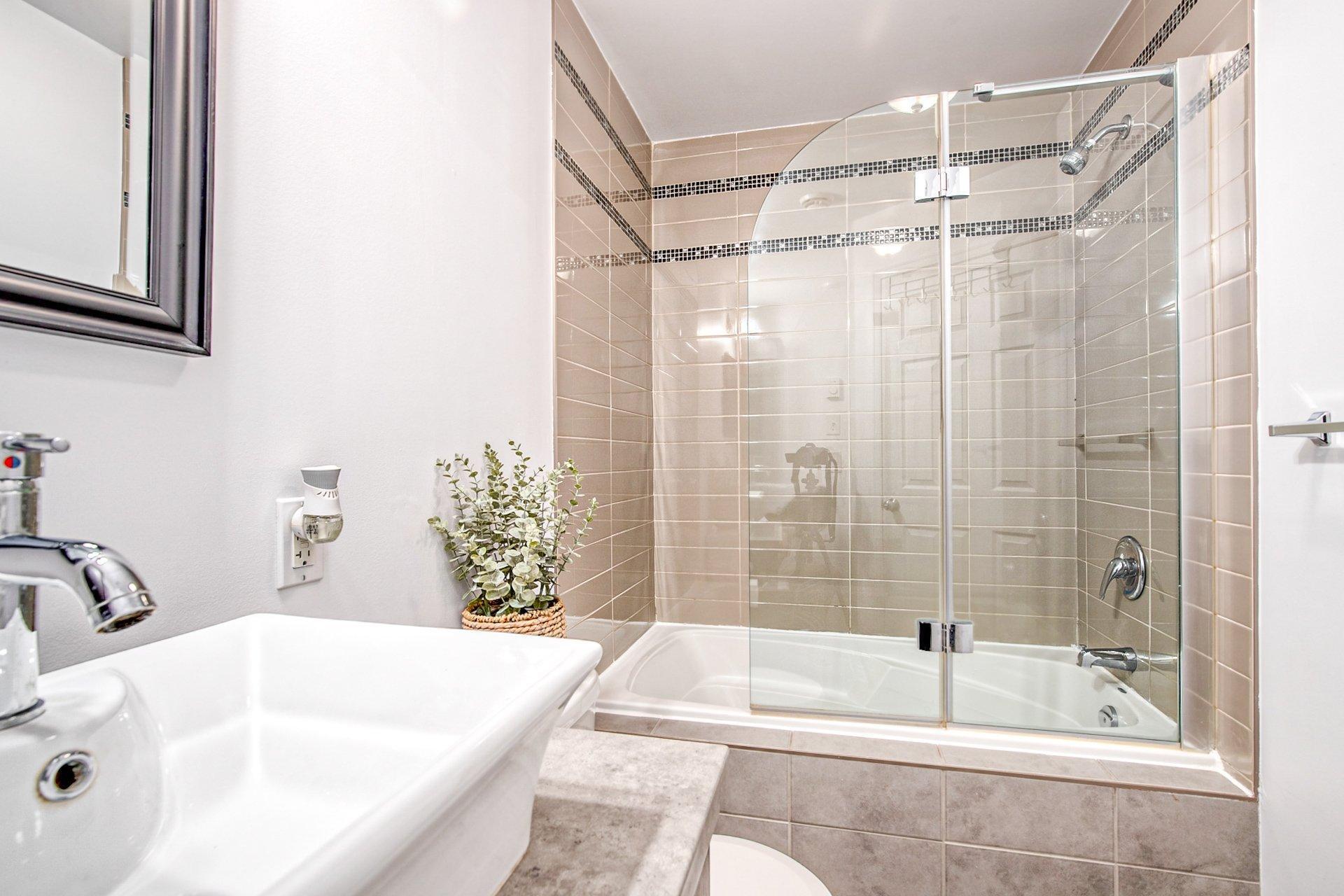 









6385


Rue de Lancaster

,
Brossard,




QC
J4Y0M5

