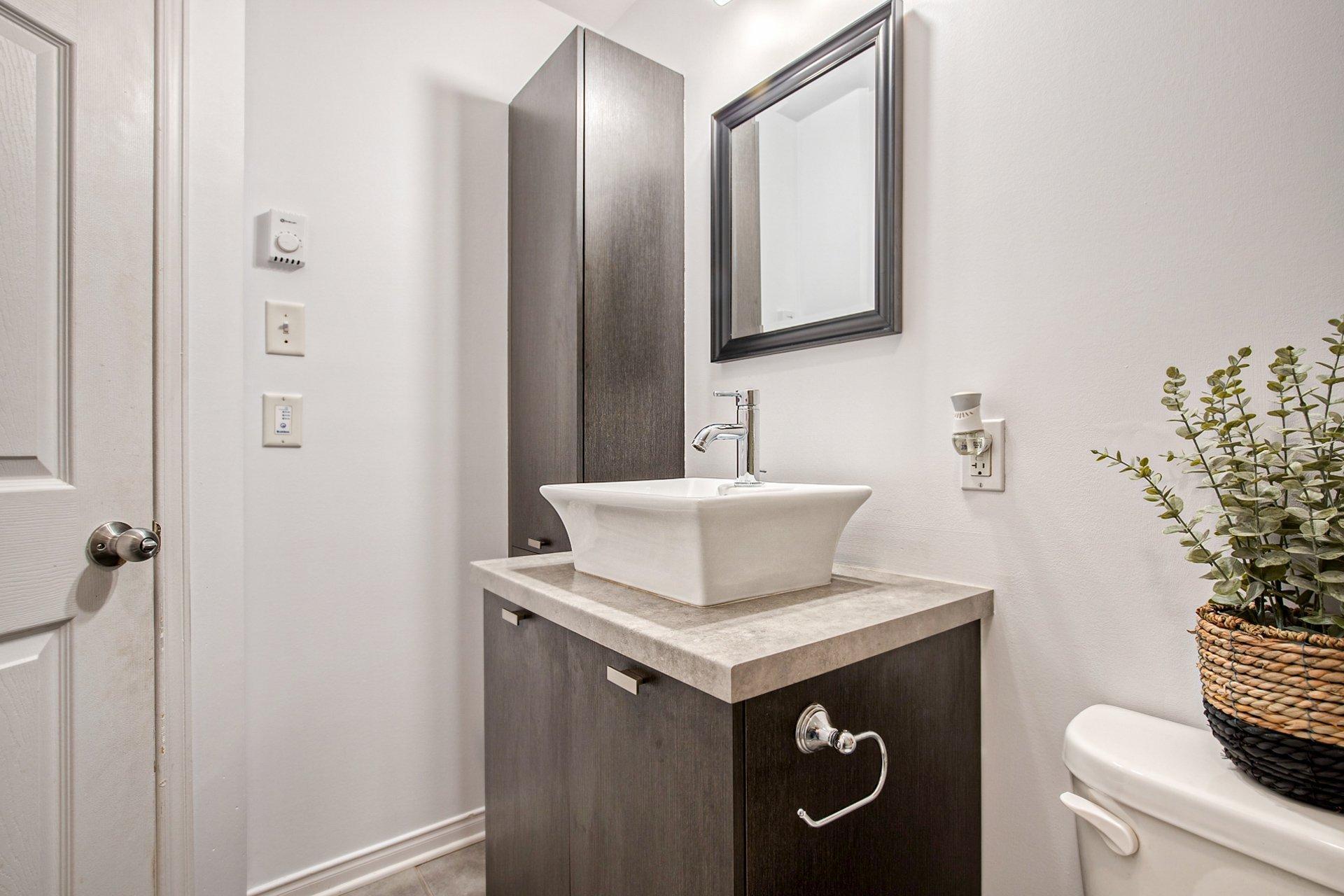 









6385


Rue de Lancaster

,
Brossard,




QC
J4Y0M5

