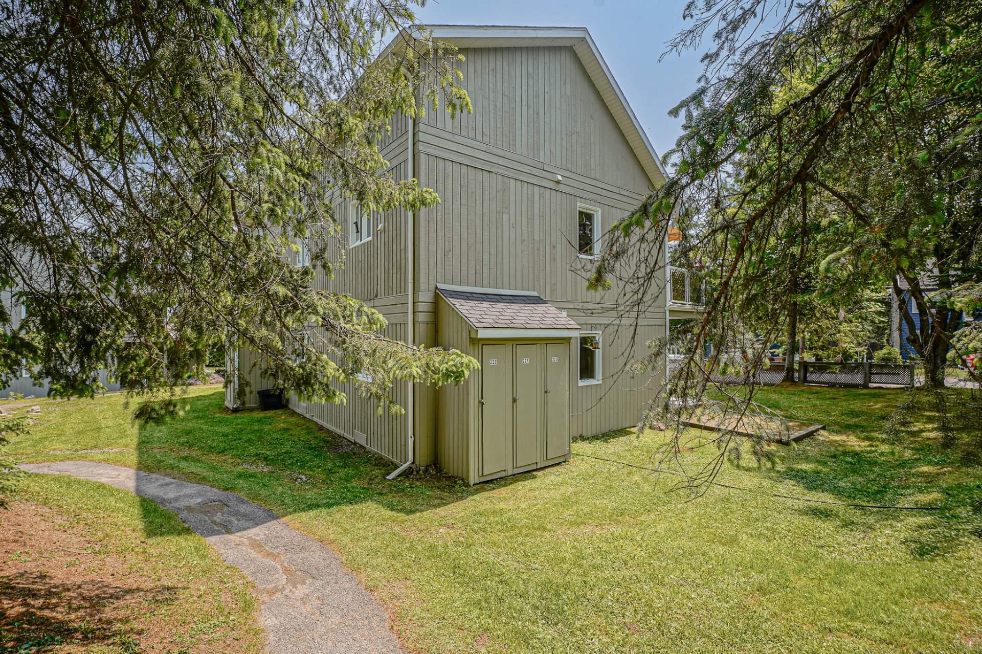 









248


Ch. du Mont-Loup-Garou

, 222,
Sainte-Adèle,




QC
J8B3C8

