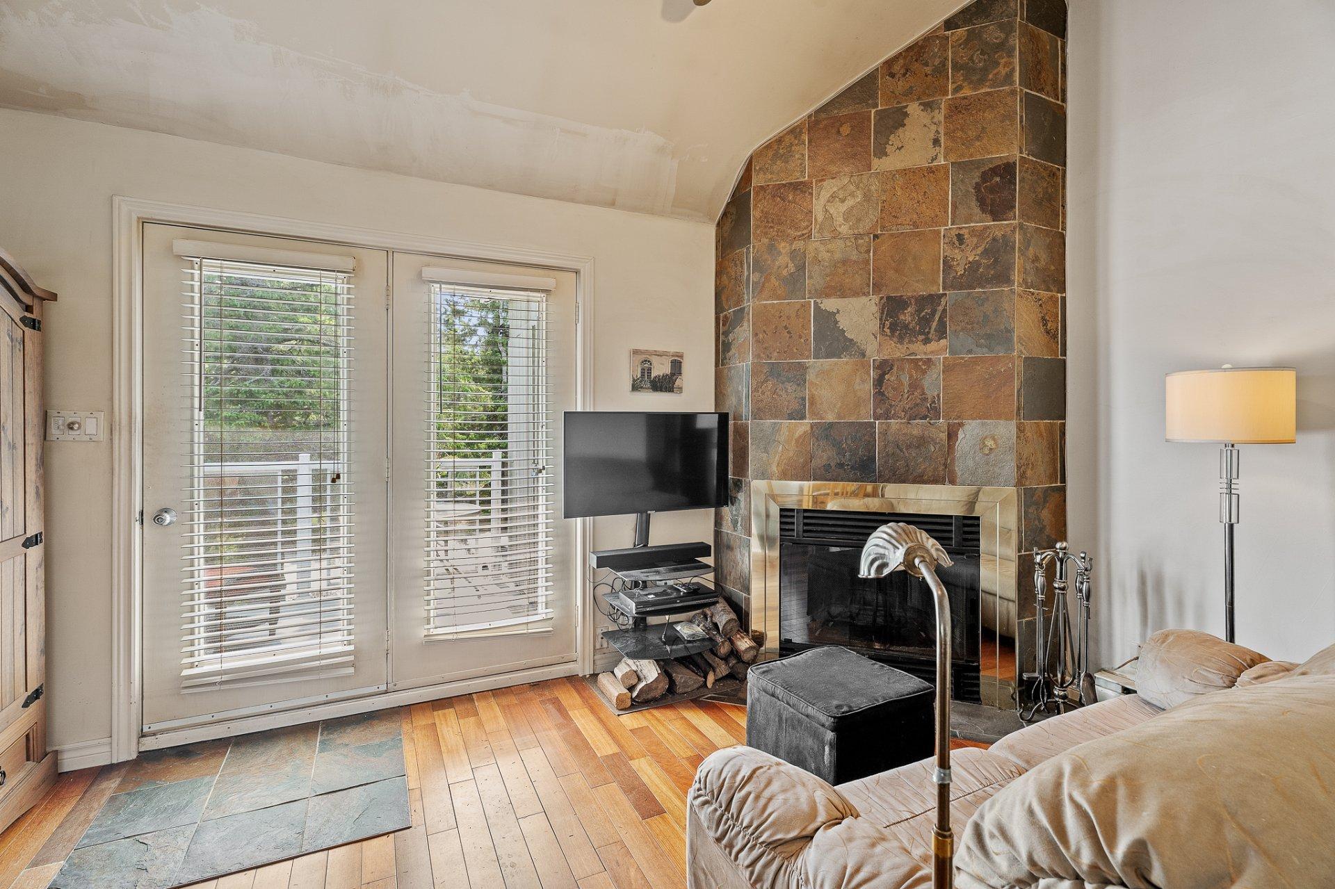 









248


Ch. du Mont-Loup-Garou

, 222,
Sainte-Adèle,




QC
J8B3C8

