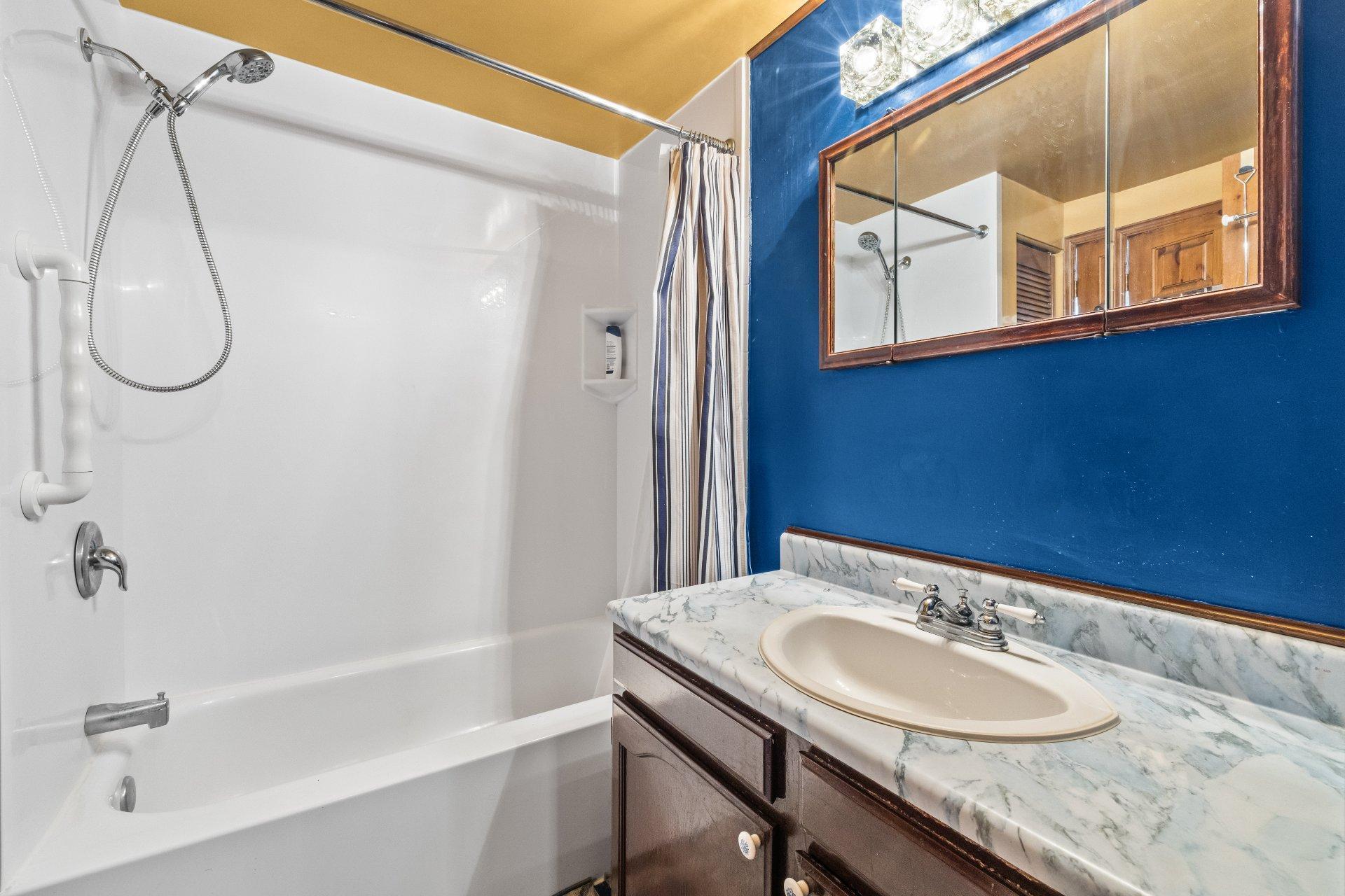 









2301


Rue du Souvenir

,
Montréal (Ville-Marie),




QC
H3H1S3

