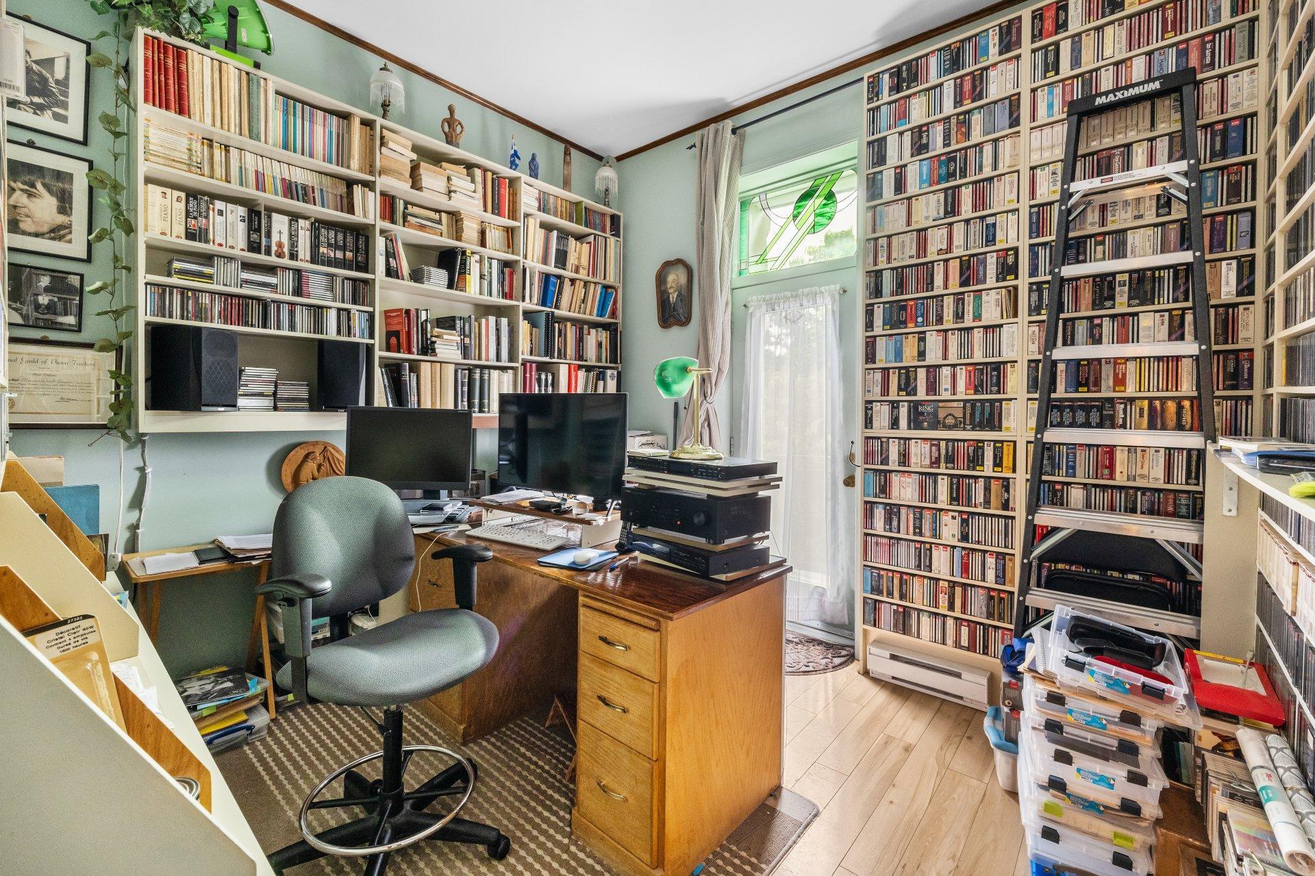









2301


Rue du Souvenir

,
Montréal (Ville-Marie),




QC
H3H1S3

