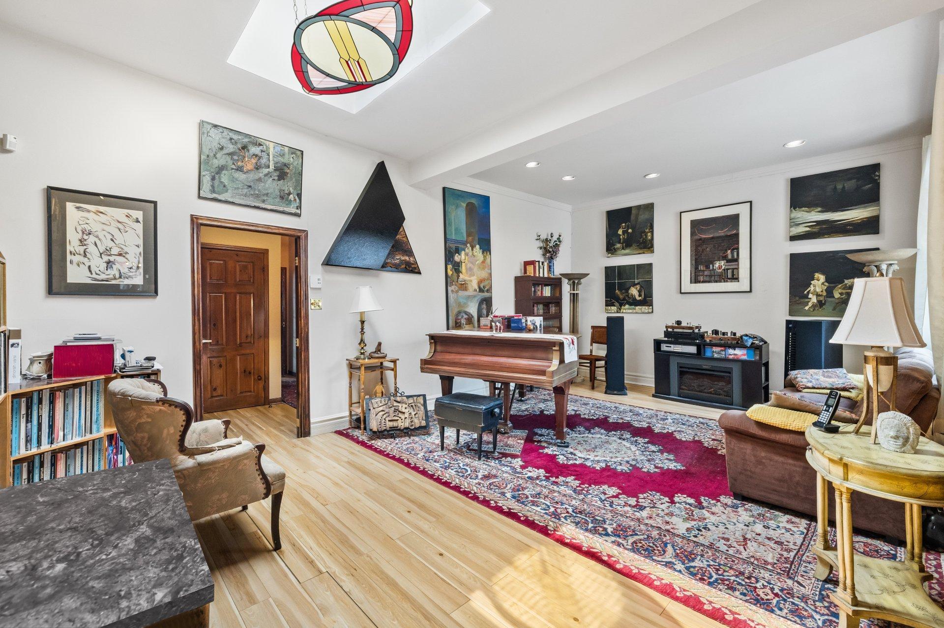 









2301


Rue du Souvenir

,
Montréal (Ville-Marie),




QC
H3H1S3

