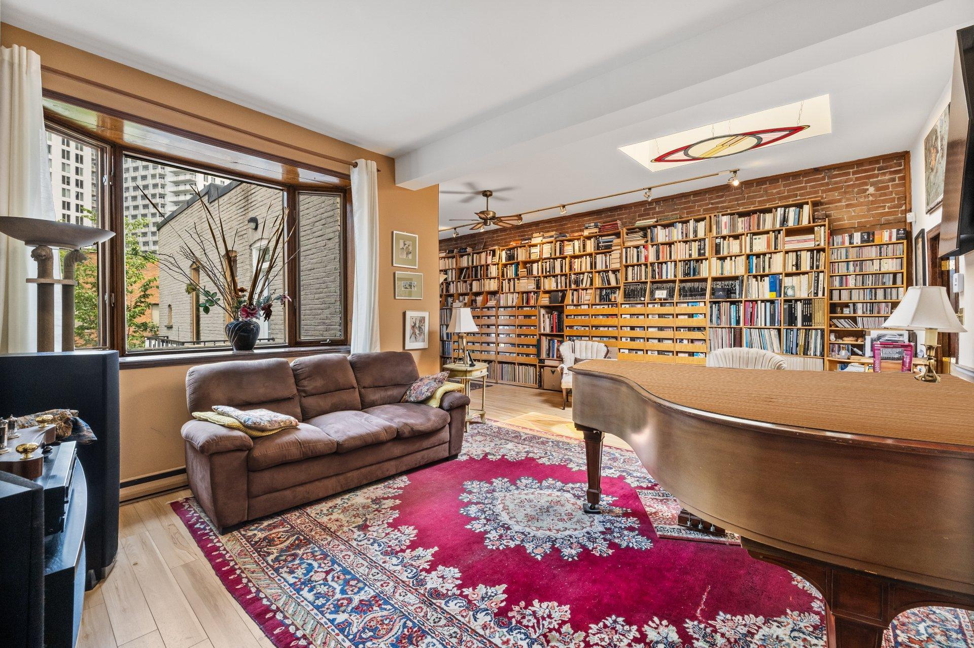 









2301


Rue du Souvenir

,
Montréal (Ville-Marie),




QC
H3H1S3


