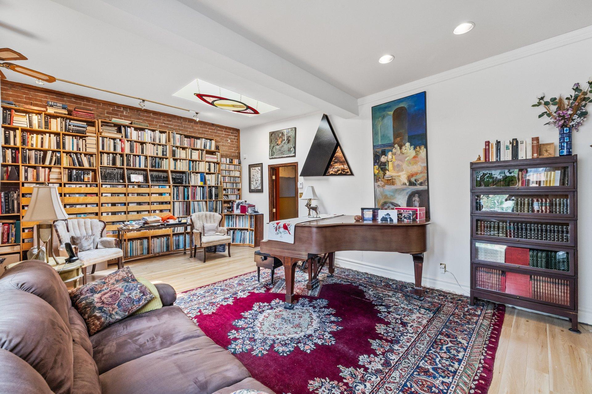 









2301


Rue du Souvenir

,
Montréal (Ville-Marie),




QC
H3H1S3

